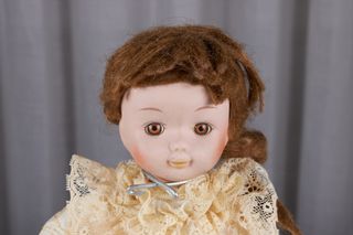 Bambola da collezione stile Heritage con supporto