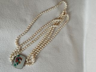 Collar de perlas río con broche pintado