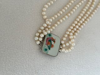 Collar de perlas río con broche pintado