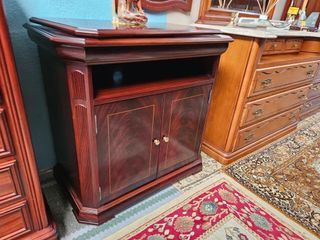 Móvel de TV em madeira e mármore