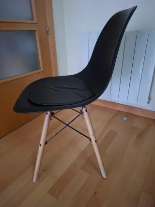 Conjunto 4 sillas negras patas madera