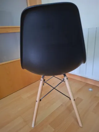 Conjunto 4 sillas negras patas madera