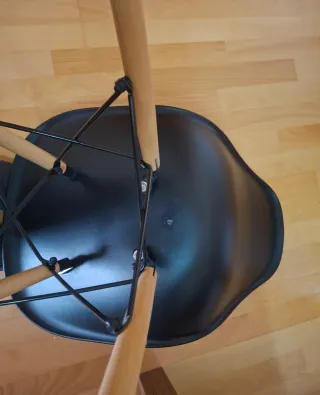 Conjunto 4 sillas negras patas madera