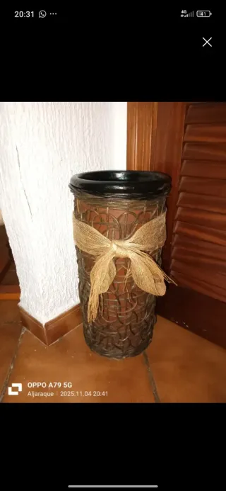 Paragüero de barro decorado con lazo