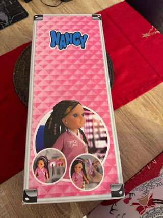 Muñeca Nancy con maletín de maquillaje