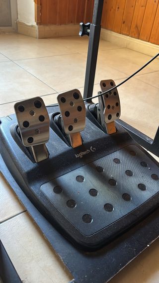 Volante Logitech G29 y estructura metalica rígida