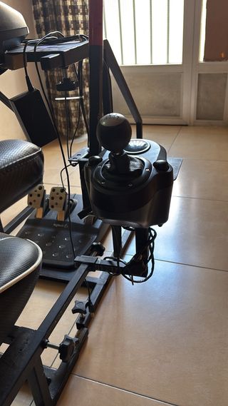 Volante Logitech G29 y estructura metalica rígida