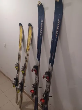 Esquís Atomic 178cm/ Rossignol 158cm con fijacion