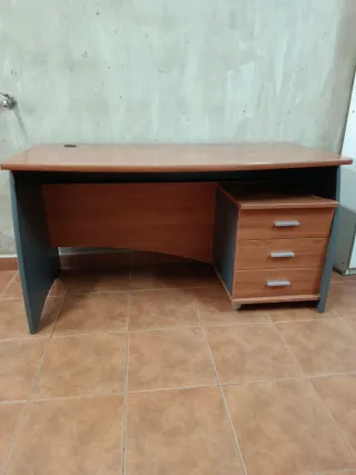 Mesa de escritorio cerezo y gris