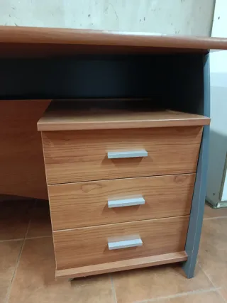 Mesa de escritorio cerezo y gris