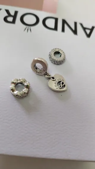 3 charms Pandora: 2 separadores y un charm.