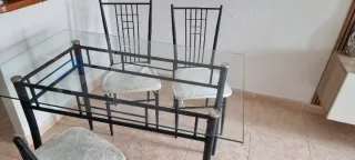 Mesa de cristal y 4 sillas comedor
