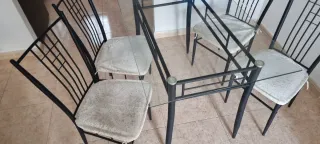 Mesa de cristal y 4 sillas comedor