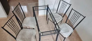 Mesa de cristal y 4 sillas comedor