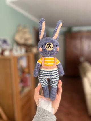 Pupazzo coniglio Gilbert uncinetto