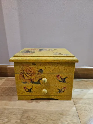 Joyero de madera con diseño floral