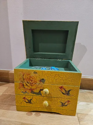 Joyero de madera con diseño floral