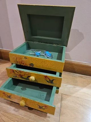 Joyero de madera con diseño floral