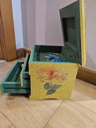 Joyero de madera con diseño floral