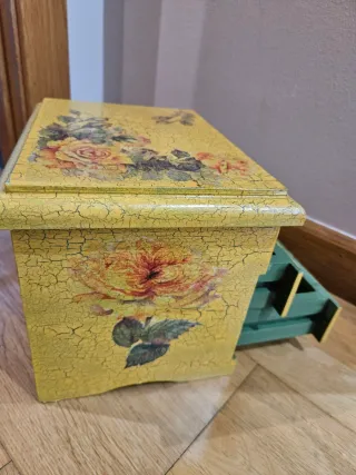 Joyero de madera con diseño floral