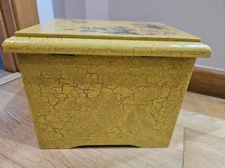 Joyero de madera con diseño floral