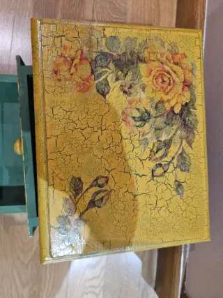 Joyero de madera con diseño floral