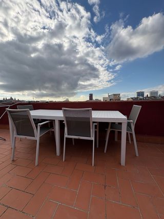 Tavolo e sedie da giardino in metallo bianco