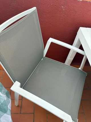 Tavolo e sedie da giardino in metallo bianco