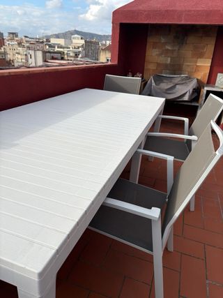 Tavolo e sedie da giardino in metallo bianco