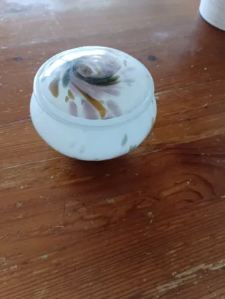 Caja de cerámica decorada