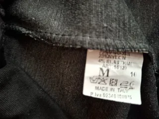 Leggings negro, con adorno pedrería.