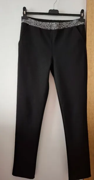 Leggings negro, con adorno pedrería.
