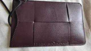 Portamóvil de piel marrón con cordón