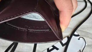 Portamóvil de piel marrón con cordón