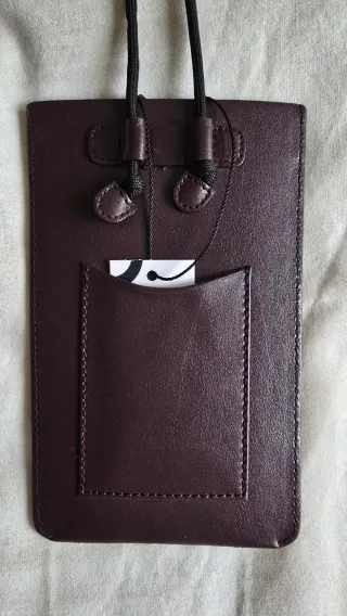 Portamóvil de piel marrón con cordón