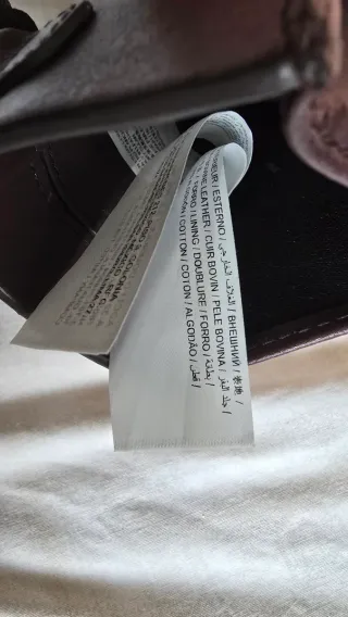 Portamóvil de piel marrón con cordón