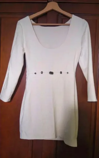 Vestido blanco Zara con detalles