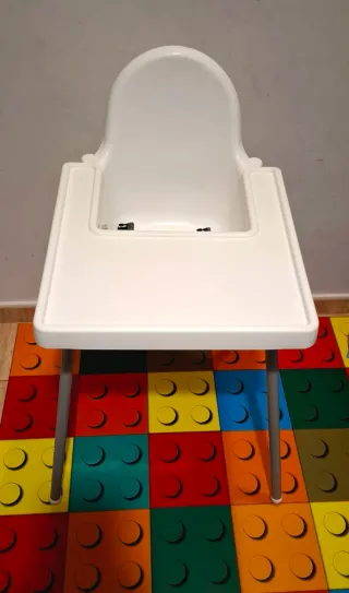 Trona Ikea Antilop Blanca con funda/cojín verde