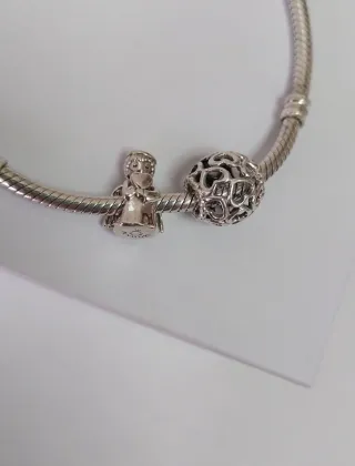 2 charms Pandora: Angel y Corazones.