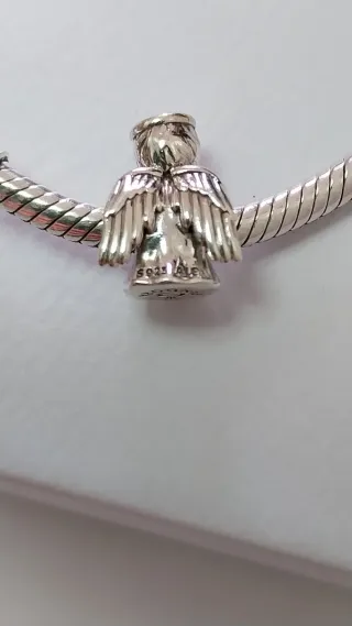 2 charms Pandora: Angel y Corazones.