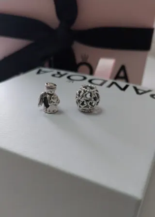 2 charms Pandora: Angel y Corazones.