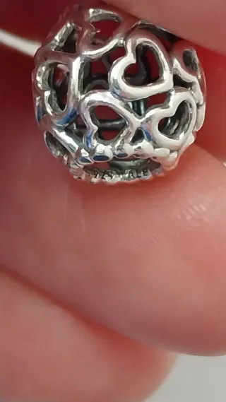 2 charms Pandora: Angel y Corazones.