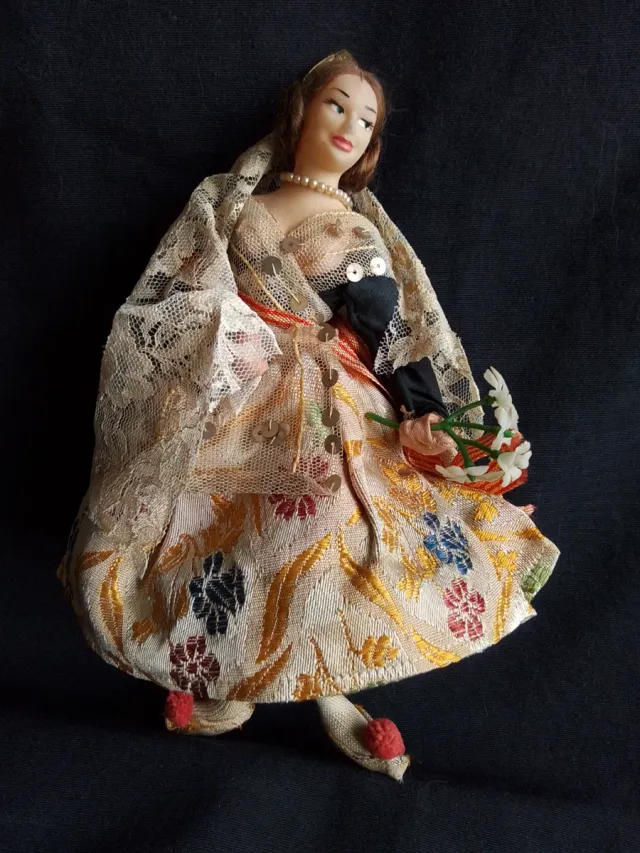 Vecchia bambola in tessuto fatta a mano