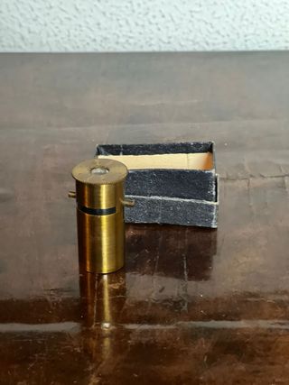 Microscopio de bolsillo latón