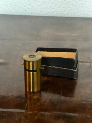 Microscopio de bolsillo latón