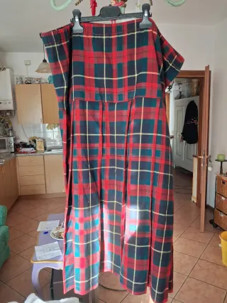 Gonne scozzesi a quadri rosse e nere di due misure