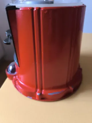 Máquina de chicles roja y cristal.Metal,no plástic