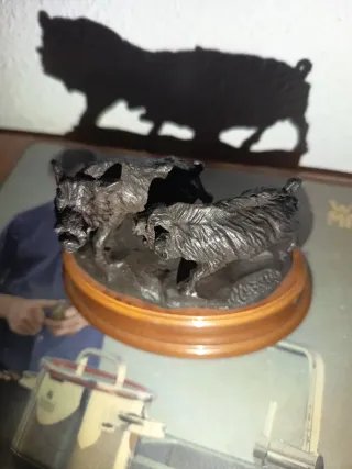 Escultura de jabalies de bronce en base de madera