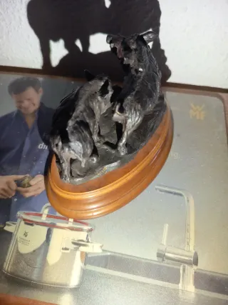 Escultura de jabalies de bronce en base de madera