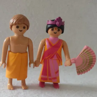 Playmobil Aldeanos con abanico y corona